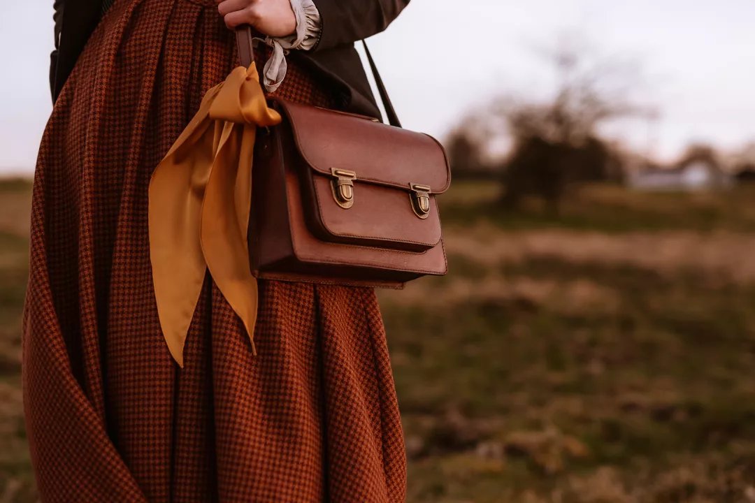 woman in vintage clothes and a beara beara messenger bag