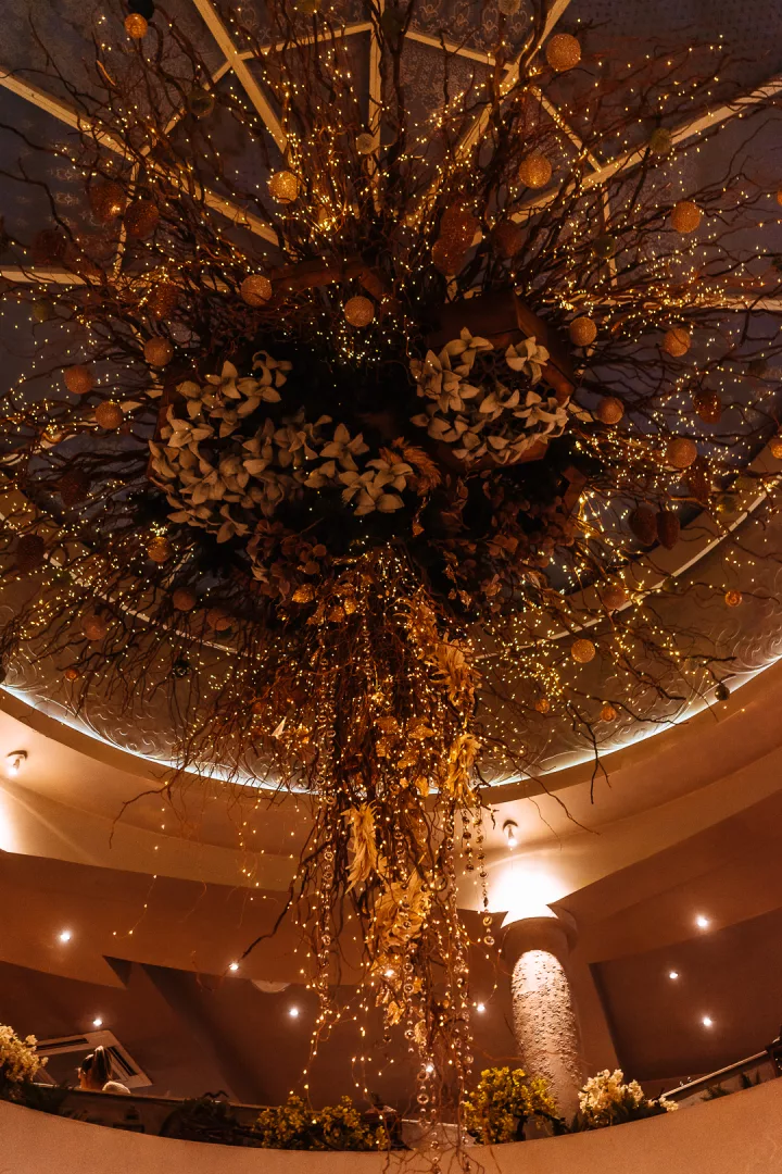beautiful chandelier at shtastliveca restaurant