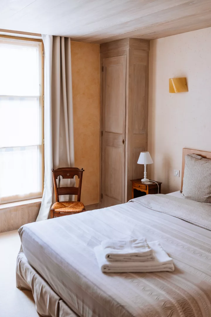 bedroom at logis saint-flaceau b&b