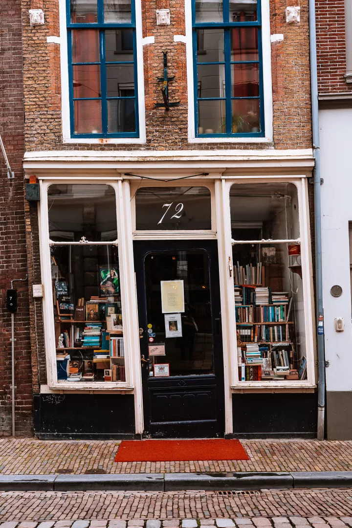 crooked bookstore in dordrecht