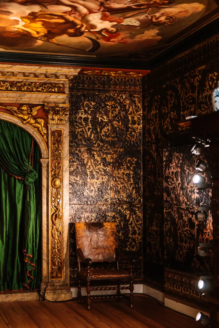 gilt leather room in house van gijn museum