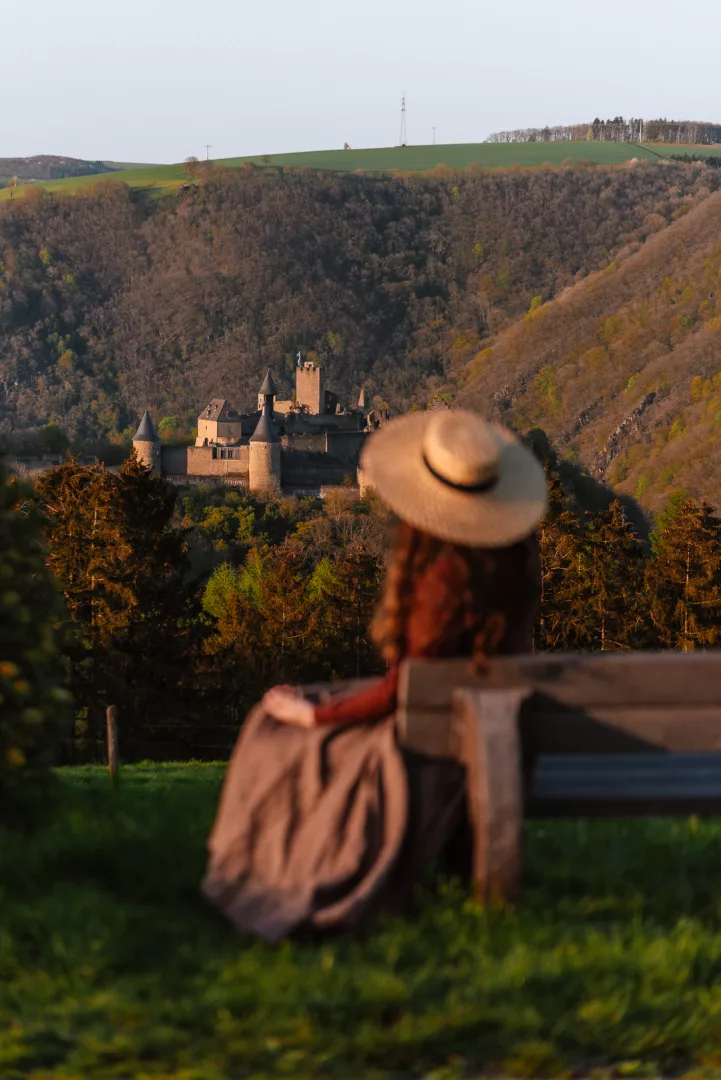 woman looking at bourscheid castle