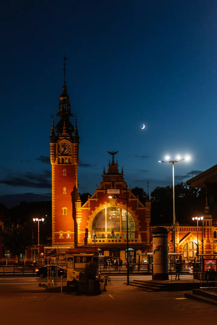 gdansk train station at night