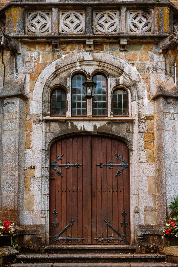 entrance to chateau de froidcour castle